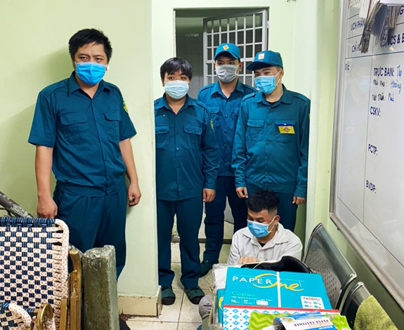 Dân quân phường bắt giữ đối tượng cướp giật